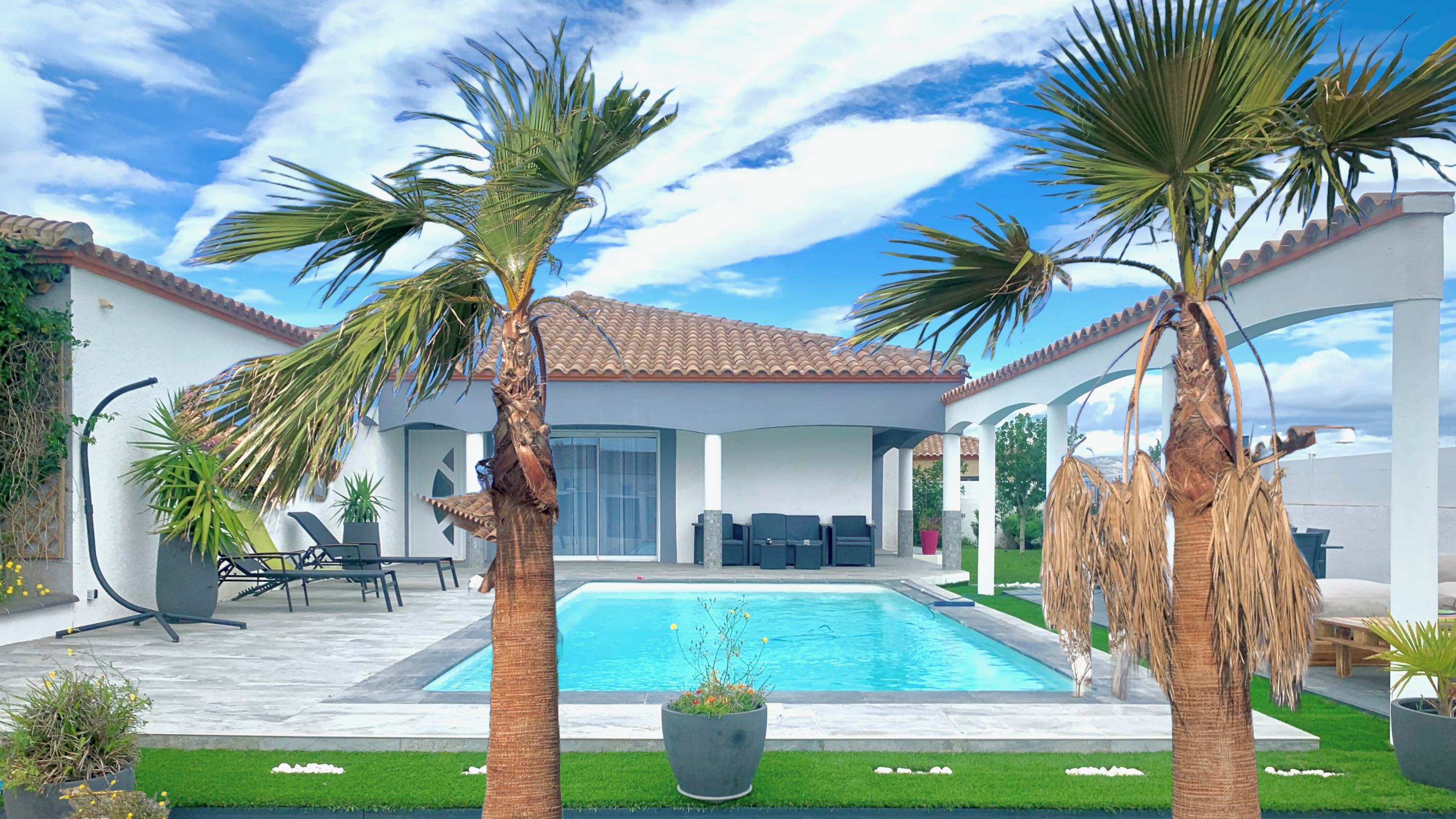 LA VILLA LEA vue d'extérieur avec sa piscine et 2 palmiers en premier plan